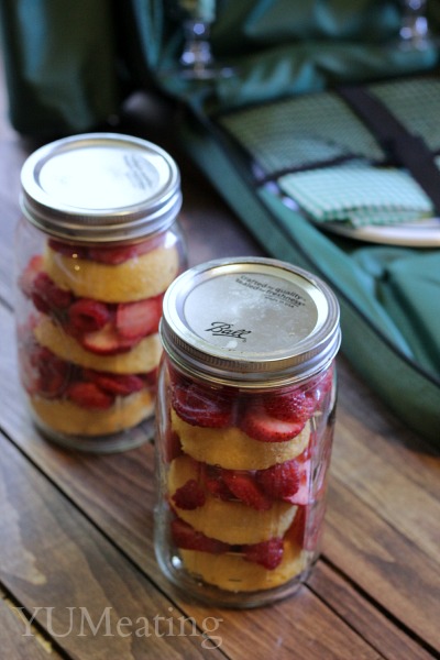 shortcakes in a jar for picnic