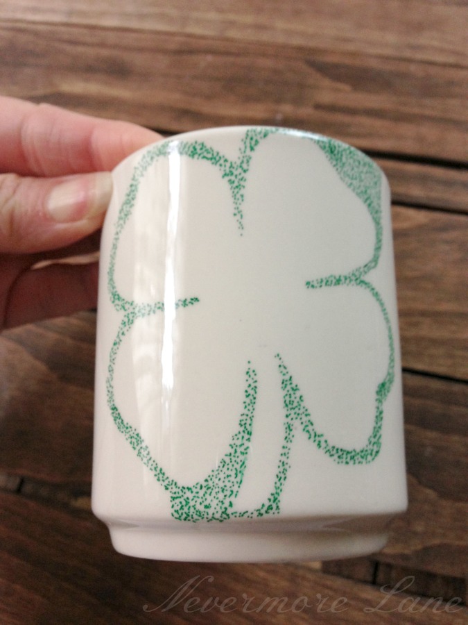 #DIY St. Patrick's Day Shamrock Mug #IrishAmericanHeritageMonth | Nevermore Lane