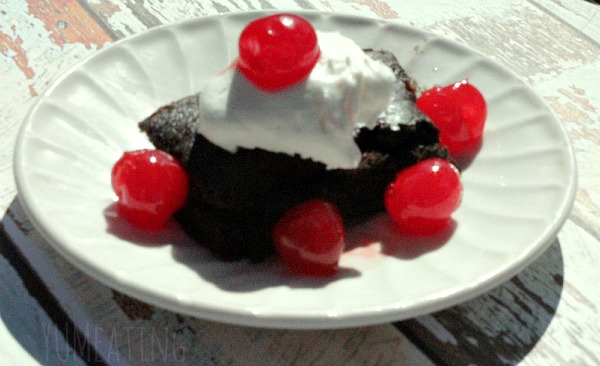 Skinny Chocolate Cherry Cake | YUM eating