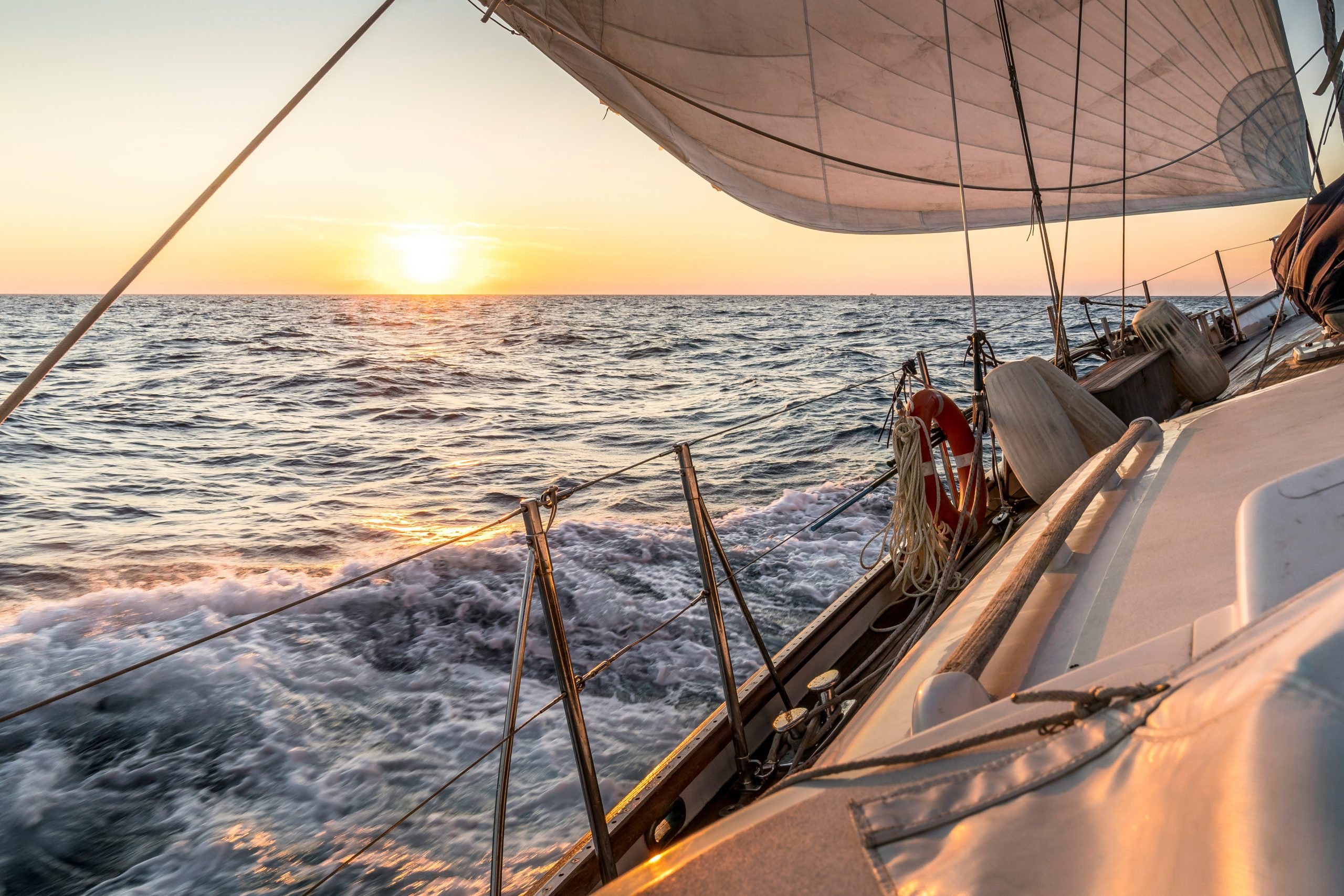 The Best Destinations to Learn Sailing While Exploring the Coastline